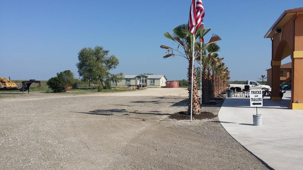 Texan Inn And Suites Tilden מראה חיצוני תמונה